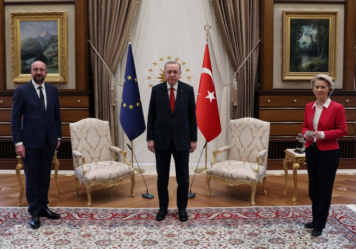 Presidente turco se reúne com dois líderes da União Europeia e deixa a presidente da Comissão sem cadeira; veja vídeo