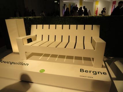 O designer inglês Sebastian Bergne se inspirou nos tradicionais bancos de madeira usados em jardins para criar o sofá para área externa Coast, para a Serralunga