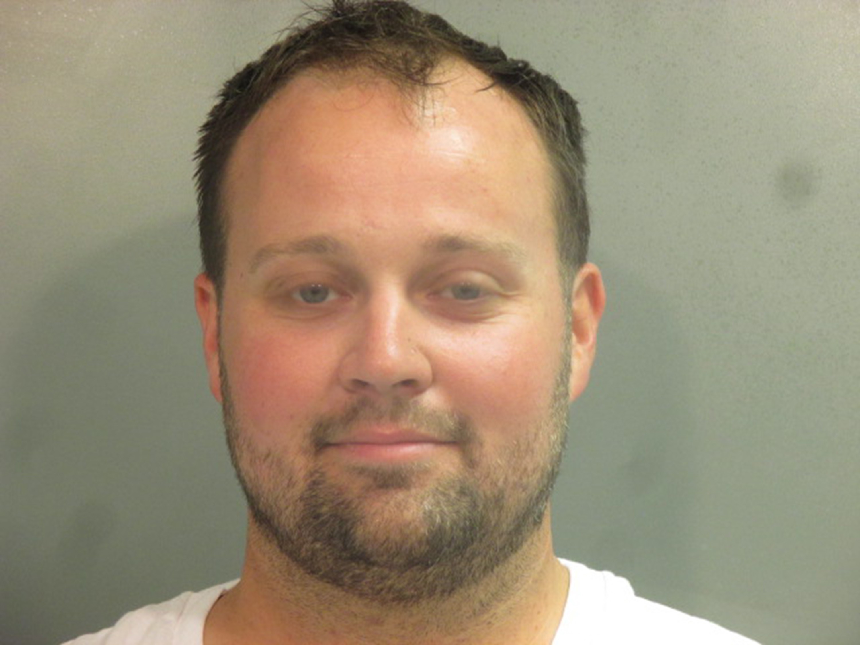 FAYETTEVILLE, AR - APRIL 29: In this handout photo provided by the Washington County Sheriff’s Office, former television personality on "19 Kids And Counting" Josh Duggar poses for a booking photo after his arrest April 29, 2021 in Fayetteville, Arkansas. (Foto: Washington County Sheriff’s Offi)