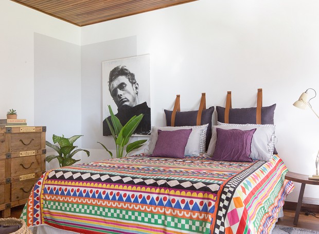 QUARTO DE HÓSPEDES | A roupa de cama colorida combina com a neutralidade das paredes e dos móveis e leva outra energia para o ambiente (Foto: Andre Nazareth/Divulgação)
