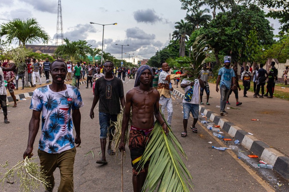 Manifestantes protestam nas ruas de Lagos, maior cidade da Nigéria, nesta terça-feira (20) — Foto: Benson Ibeabuchi/AFP