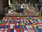 Com 300 mil tampinhas, artista faz 'bandeirão' de países da Olimpíada