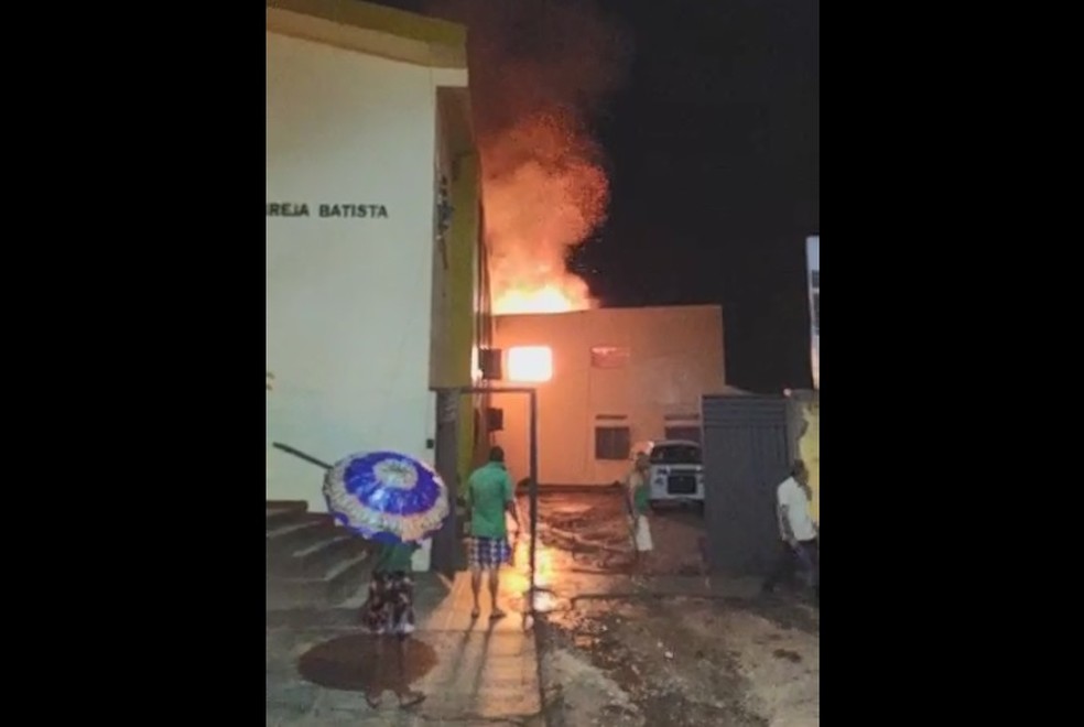 Incêndio atinge escola na cidade de Coaraci, no sul da Bahia — Foto: Redes Sociais