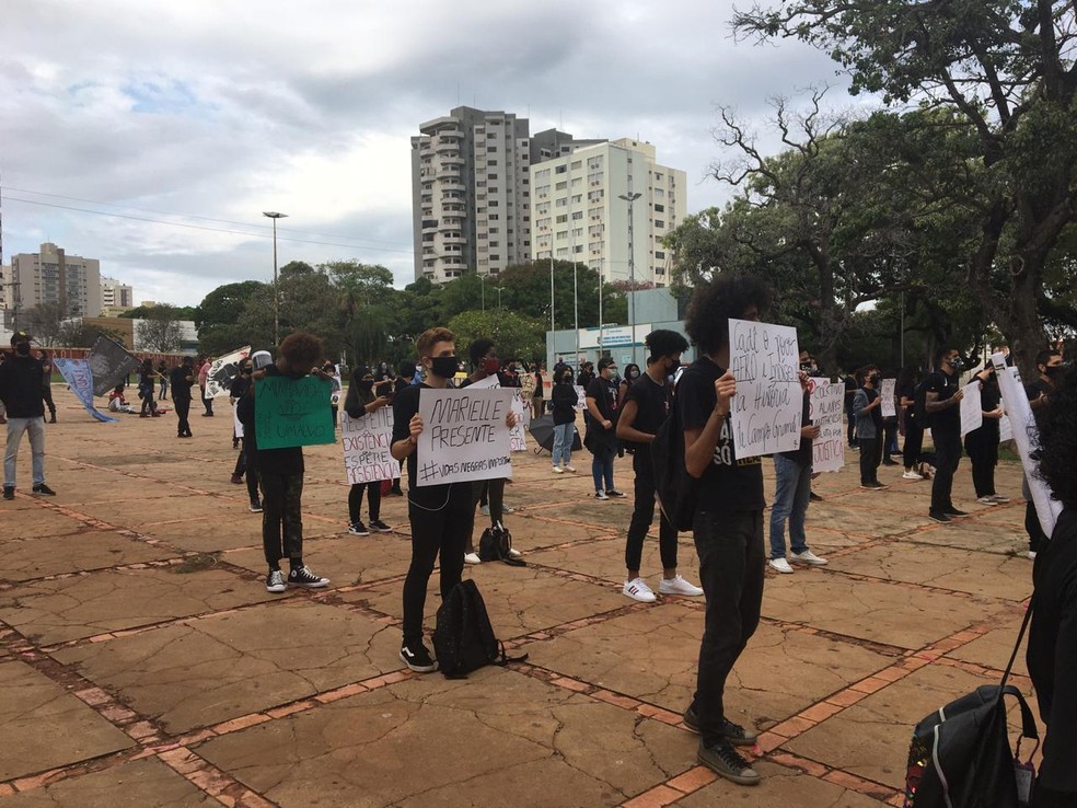 Com cartazes, manifestante lembraram a morte de Marielle Franco — Foto: Claúdia Gaigher/TV Morena