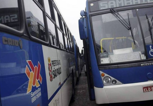Ônibus parados em terminal próximo a estação de metrô em São Paulo (Foto: Nacho Doce/Reuters)