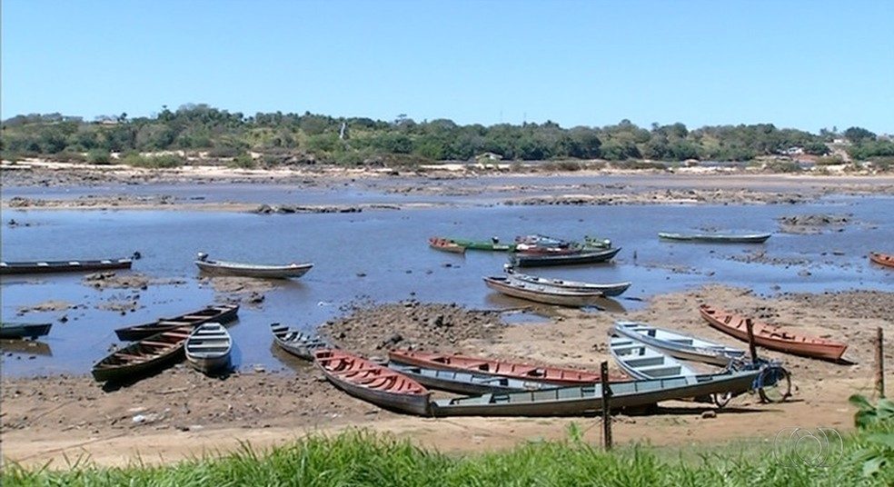 Barcos ficam encalhados às margens do rio Tocantins (Foto: Reprodução/TV Anhanguera)