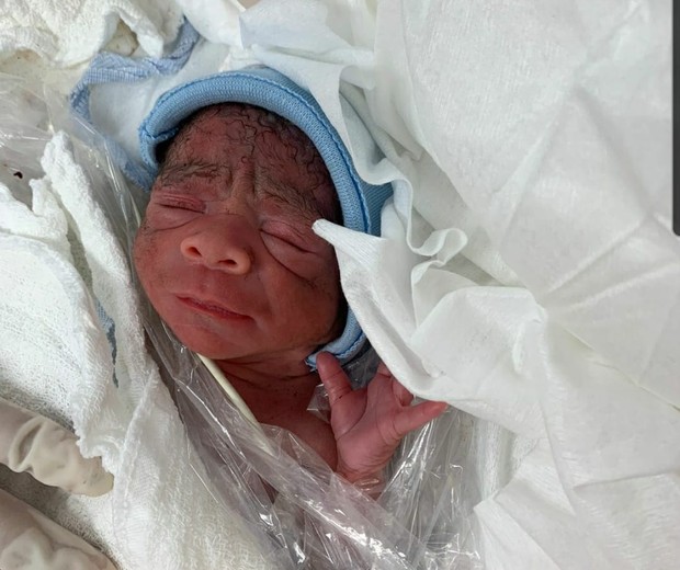 Antes do ensaio, Tatiana tinha uma única foto do nascimento de Levi (Foto: Arquivo Pessoal)