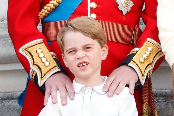 O Príncipe George na companhia do pai, Príncipe William, em evento da realeza britânica (Foto: Getty Images)