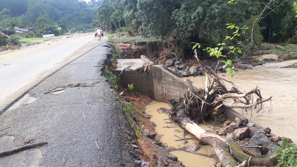 Chuva Forte Atinge Sc E Deixa Sete Mortos No Vale Do Itajaí Diz Defesa Civil Há Desaparecidos 