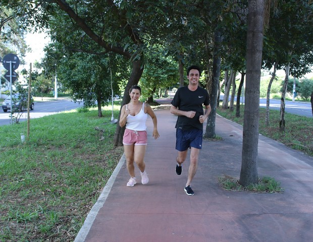 Ana Paula Minerato ignora quarentena para se exercitar ao ar livre com namorado (Foto: Thiago Duran/AgNews)
