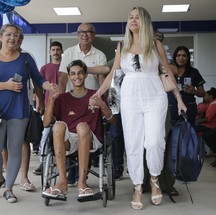 Emoção tomou conta da saída de Christhian do hospital Adão Pereira Nunes, neste sábado — Foto: Roberto Moreyra / Agência O Globo
