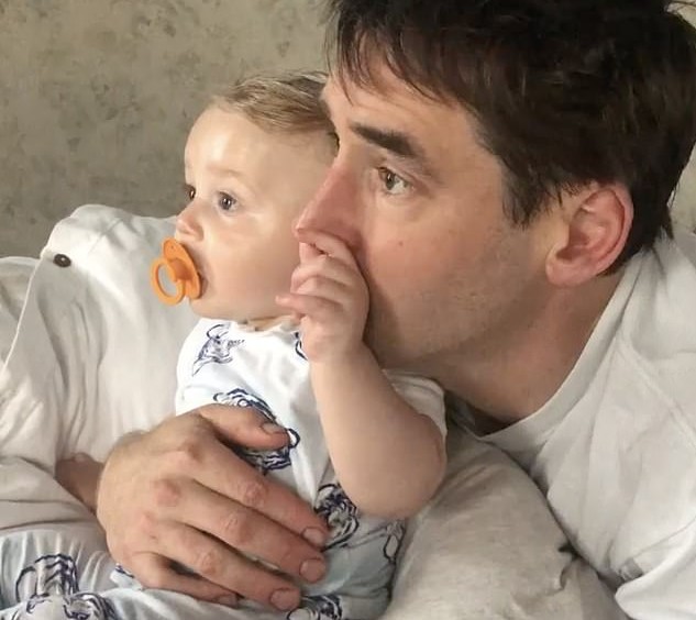 O marido da atriz Amy Schumer assistindo TV com o filho do casal (Foto: Instagram)
