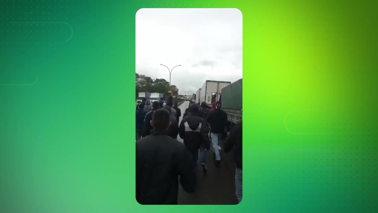 Torcida do Corinthians fura bloqueio na Dutra a caminho do jogo contra o Flamengo