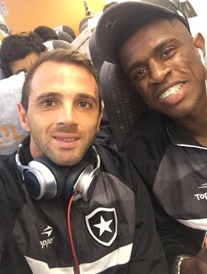 Marcelo em selfie com Montillo no avião do Botafogo (Foto: Twitter) Marcelo em selfie com Montillo no avião do Botafogo (Foto: Twitter)