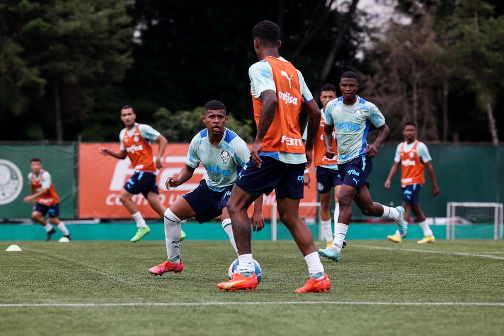 Gilberto marca durante treino do Palmeiras na Academia de Futebol — Foto: Cesar Greco