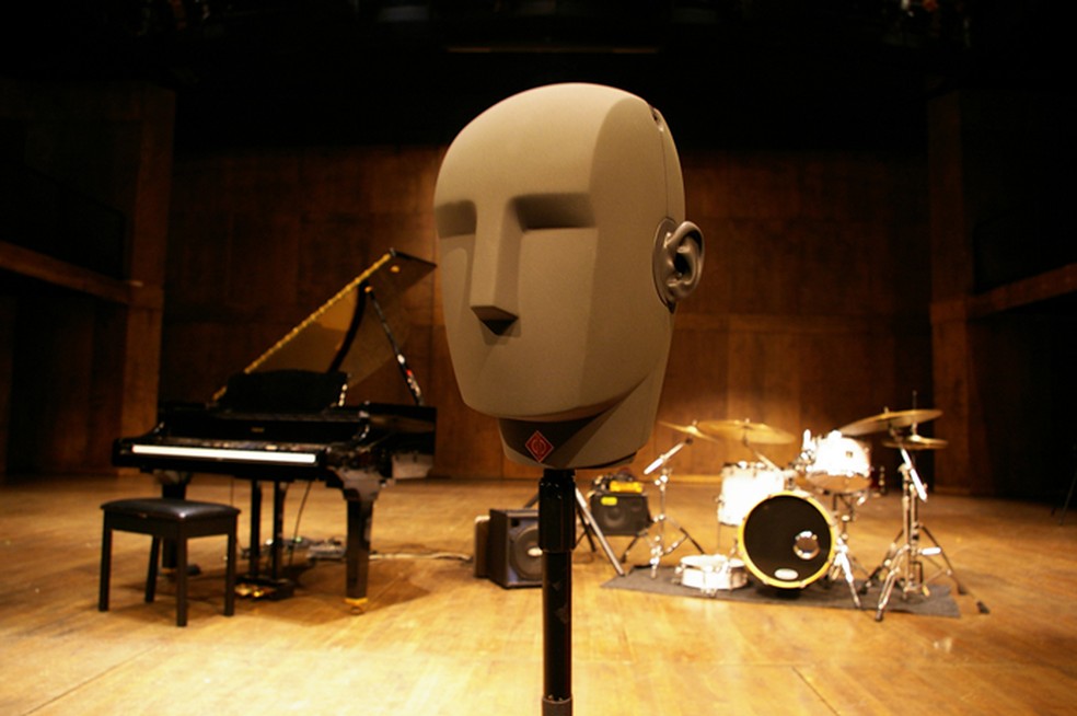 Som binaural é gravado com o uso de microfones e bonecos para simular a forma pela qual nós ouvimos — Foto: Divulgação/KallBinauralAudio