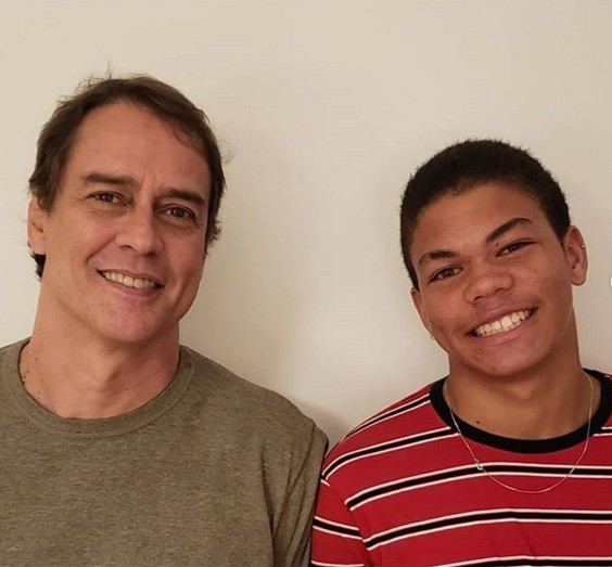 Francisco Farias e o pai quando completou 16 anos (Foto: Reprodução/Instagram)