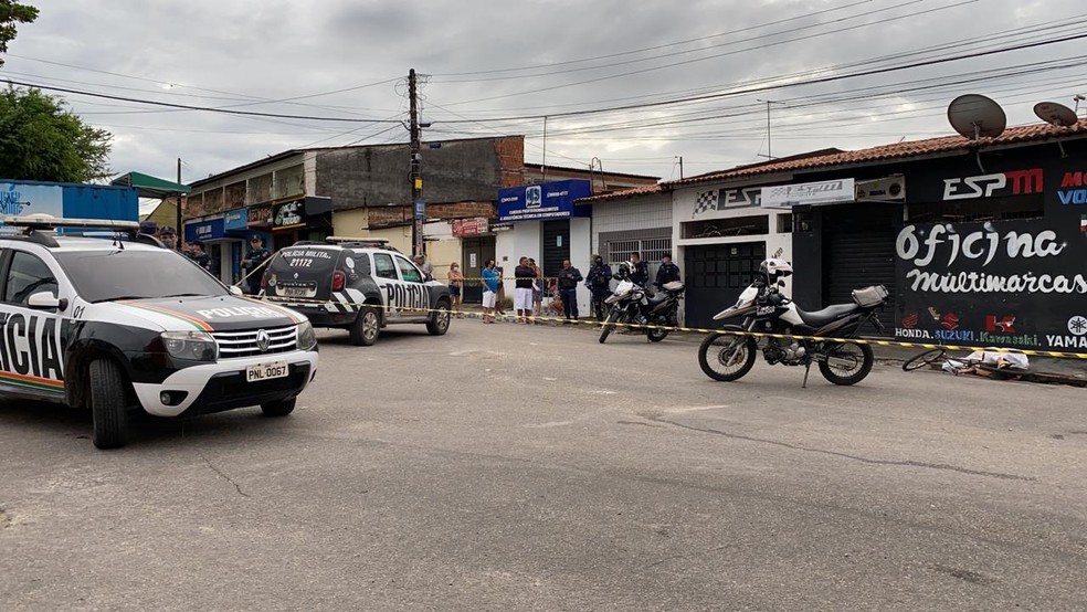 Ciclista é morto a tiros por ocupantes de carro no Conjunto José Walter, em Fortaleza. — Foto: Paulo Sadat/ SVM