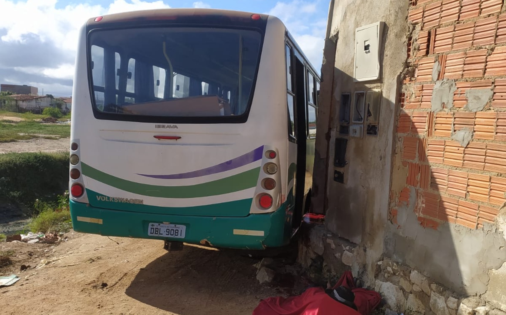 Idoso morre após ser esmagado entre ônibus e muro de imóvel em acidente no norte da Bahia 