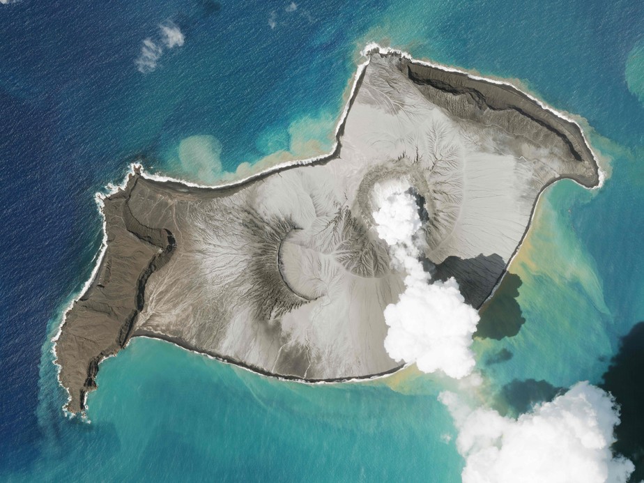 Nesta foto de satélite tirada pelo Planet Labs PBC, uma ilha criada pelo vulcão submarino Hunga Tonga Hunga Ha'apai é vista  em 7 de janeiro de 2022.