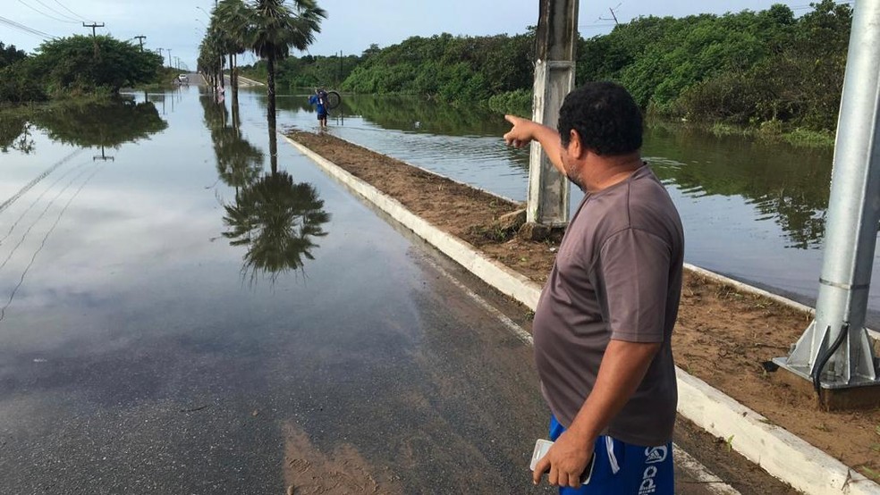 Rota do Sol ficou alagada após Estação de Tratamento transbordar — Foto: Pedro Trindade/Inter TV Cabugi