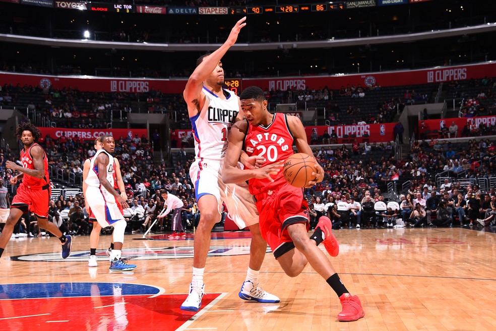 O ala brasileiro Bruno Caboclo espera por mais chances de atuar no Toronto Raptors (Foto: Getty Images)
