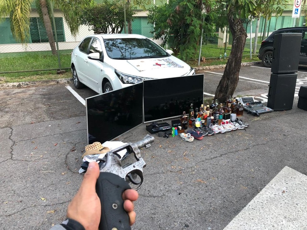 Objetos furtados encontrados pela Polícia Militar do DF em carro roubado, após perseguição na Epia — Foto: Polícia Militar/Divulgação