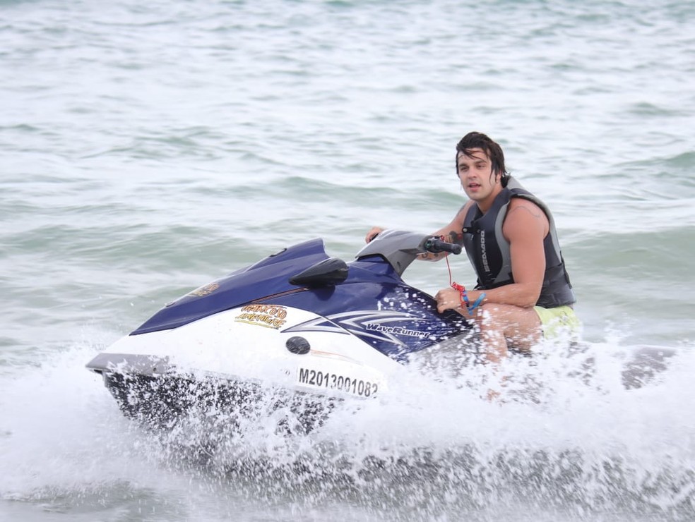 Luan Santana curte passeio de moto aquática em Trancoso | Famosos | Gshow