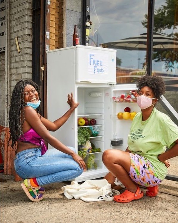 Refrigeradores comunitários em Nova York mudam forma de consumir alimentos entre a população (Foto: Jonathan Bumble - The Cut)