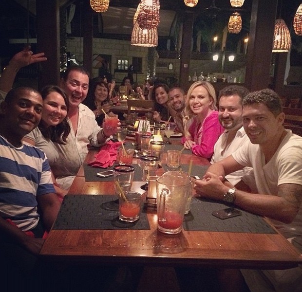 Eliana se reúne com grupo de brasileiros para curtir jantar em Dubai (Foto: Reprodução/Instagram)