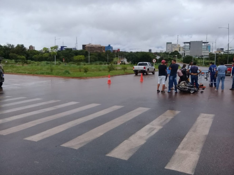 Acidente entre moto e carro aconteceu em cruzamento sem sinalização — Foto: Evandro Mendes/TV Anhanguera