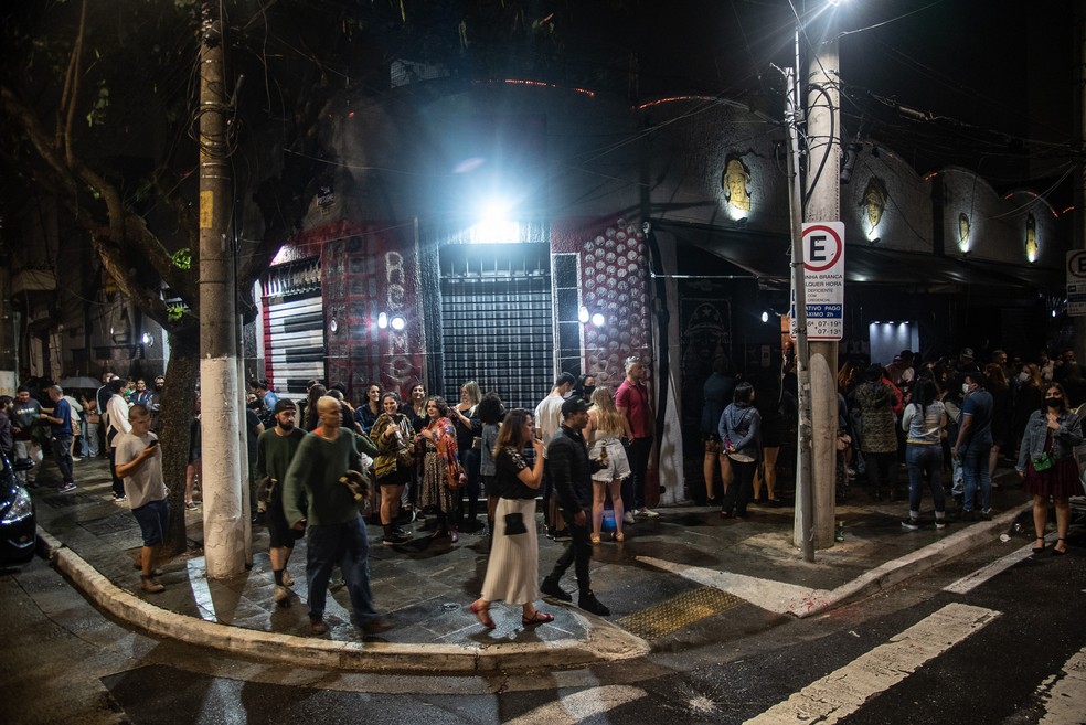 Multidão faz fila para entrar no Remelexo Brasil, na noite da reabertura da casa após 600 dias fechada por causa da quarentena — Foto: Fábio Tito/g1