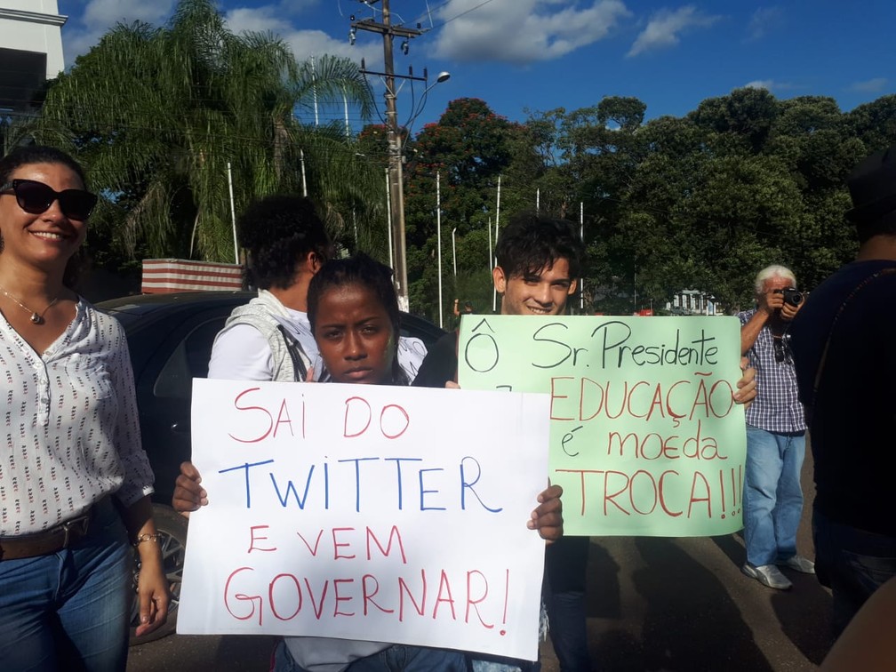 Manifestantes com cartazes durante recomeço de protesto em Porto Velho. — Foto: Ana Kézia Gomes/G1