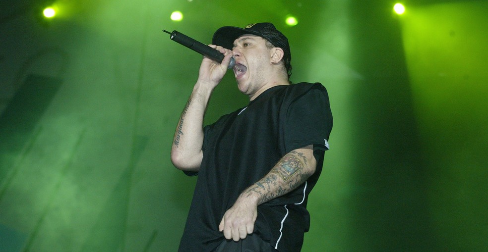 Chorão durante um show no Brasília Music Festival, em 2003 — Foto: Roberto Stuckert Filho/Agência O GLOBO