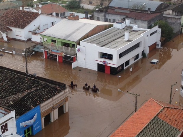 Moradores usam cavalos para encarar a enchente em Itaqui, RS (Foto: Estêvão Pires/G1)