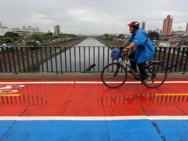 Ciclista passa por ciclovia na ponte da Casa Verde, na zona norte de São Paulo. Faixa exclusiva para bicicletas é a primeira sobre pontes na cidade  (Foto: Hélvio Romero/Estadão Conteúdo)