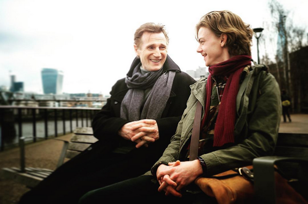 Liam Neeson e Thomas Brodie-Sangster nas filmagens da continuação de 'Simplesmente Amor' (Foto: Instagram)