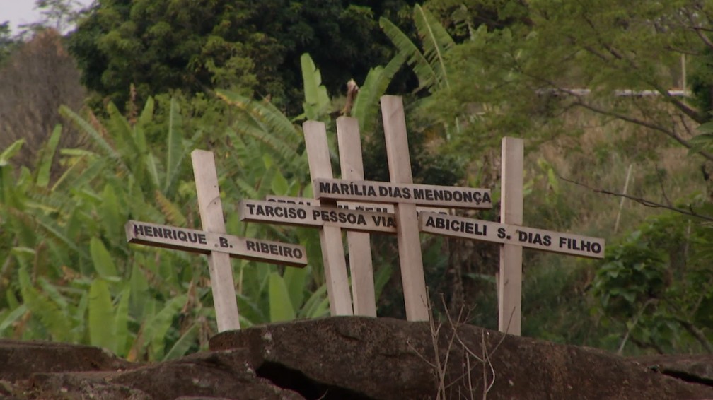 Cruzes em homenagem aos mortos na tragédia — Foto: Bob Alves/Inter TV dos Vales 