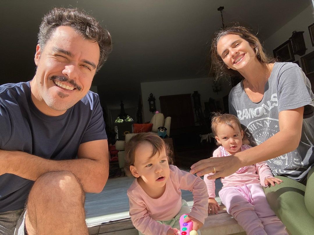 Joaquim Lopes e Marcella Fogaça com as filhas (Foto: Reprodução/Instagram)