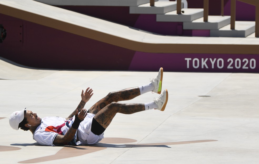 Nyjah Huston cai ao final da primeira volta na final do skate street — Foto: REUTERS/Toby Melville