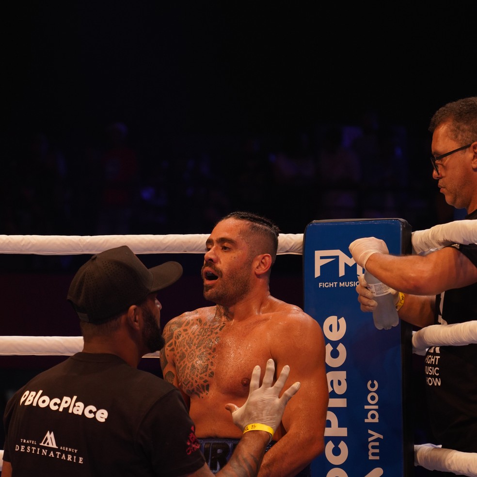 Yuri BBB é impedido pela avaliação médica de seguir na luta de boxe contra Esquiva Falcão — Foto: Ricardo Franzen