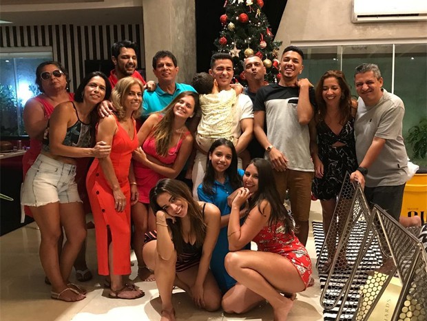 Anitta com a família (Foto: Reprodução/Instagram)