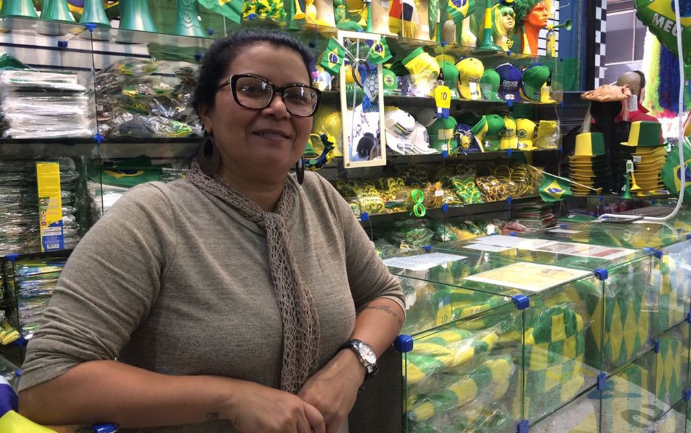 A gerente Lucila diz que maior parte dos produtos volta ao estoque atÃ© a Copa de 22, mas manterÃ¡ seÃ§Ã£o permanente sobre Brasil  (Foto: Roney Domingos/ G1)