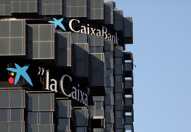 Logotipo de CaixaBank e La Caixa em Barcelona (Foto: REUTERS/Nacho Doce)
