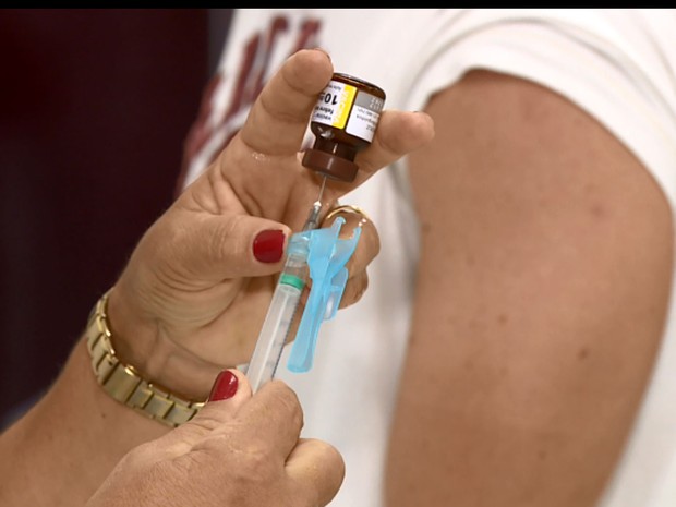 Morador de Campinas toma vacina contra a febre amarela em posto de saúde (Foto: Reprodução EPTV)