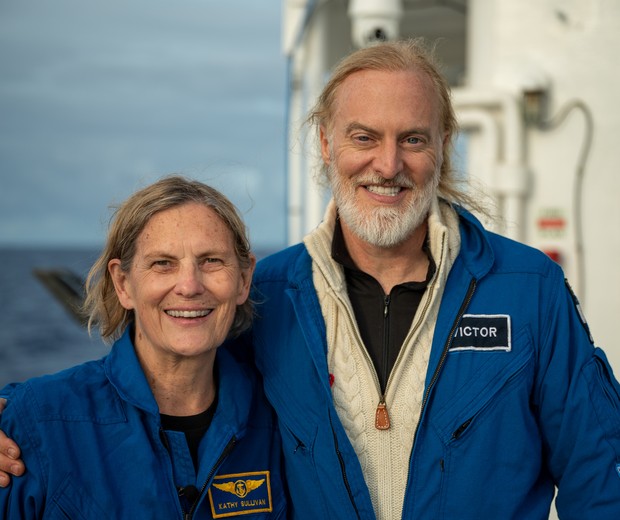 Kathryn Sullivan e Victor Vescovo navegaram juntos até a Depressão Challenger, o ponto mais baixo da superfície terrestre (Foto: Reprodução/EYOSExpeditions)