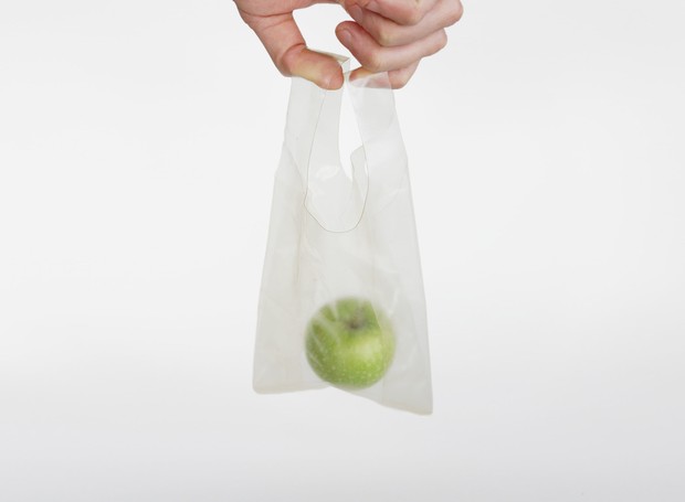 Translúcido, flexível e resistente, o MarinaTex é ideal para sacolas plásticas  (Foto: Deezen/Reprodução)