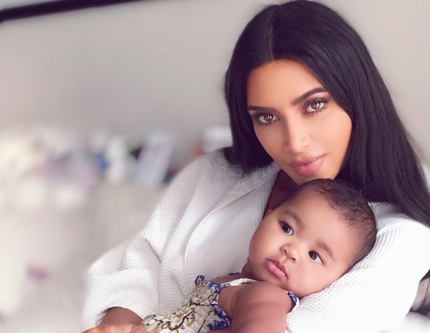 Kim Kardashian e True, filha de Khloé (Foto: Reprodução/Instagram)