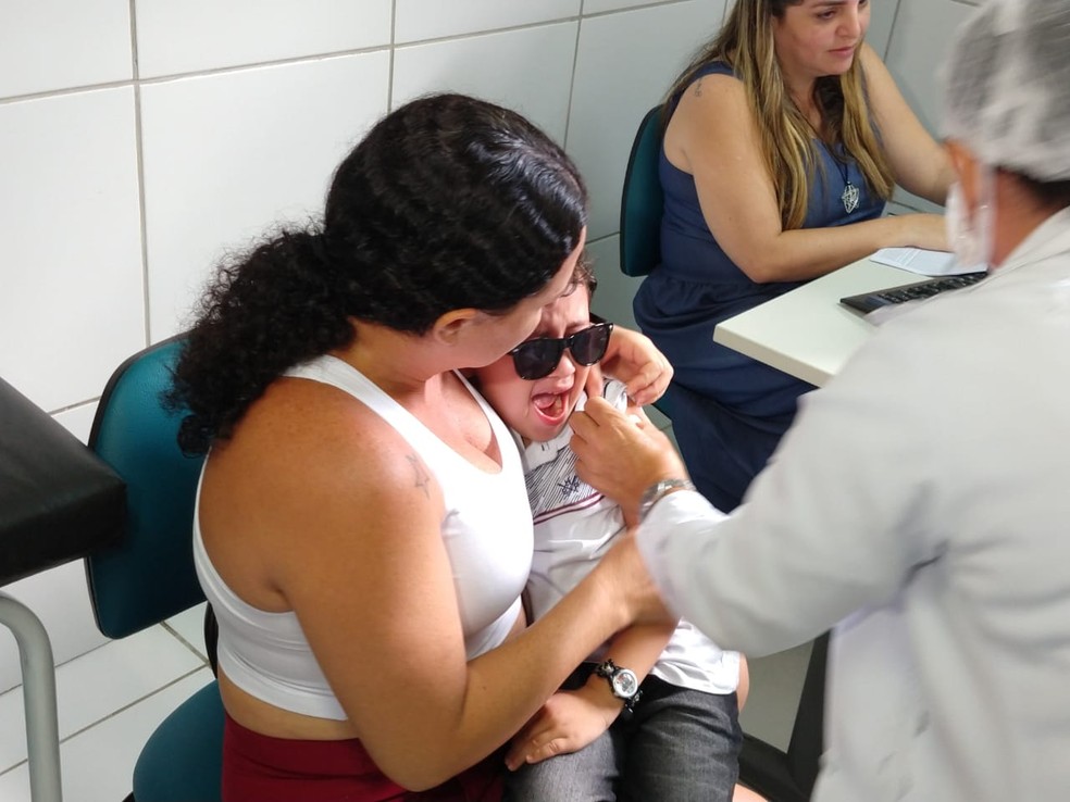 Aline Sousa, mãe do Lucas, aproveitou o primeiro dia da prorrogação da campanha para imunizar o filho em Fortaleza — Foto: Halisson Ferreira/SVM