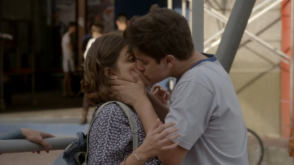 Jeff (Cadu Libonati) tasca beijão em Mari (Maria Luiza Campos). — Foto: Globo